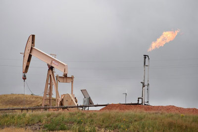 Giá dầu thô giảm hơn 4% sau khi Ả Rập Saudi cam kết giữ ổn định nguồn cung