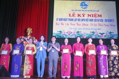 Huyện Gia Lâm trao kỷ niệm chương “Vì sự phát triển của phụ nữ”