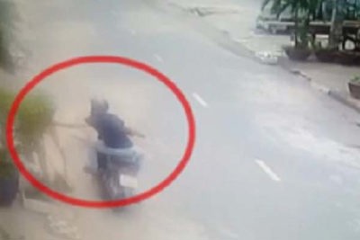 Hà Nội: Người phụ nữ đang đi bộ trên đường bị tên cướp giật dây chuyền