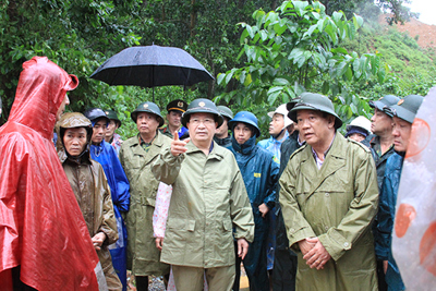 Phó Thủ tướng thị sát vùng lũ: Đảm bảo người dân không bị đói trong mưa bão