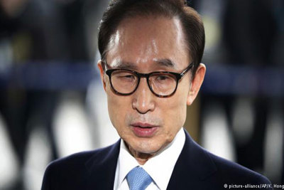 Cựu Tổng thống Hàn Quốc Lee Myung-bak bị kết án 15 năm tù vì tội tham nhũng