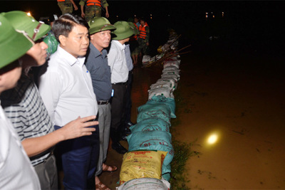 Chủ tịch Nguyễn Đức Chung thị sát đê xung yếu, yêu cầu 7 việc làm ngay
