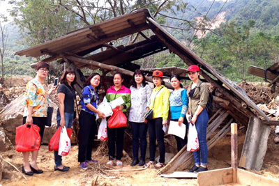 CLB Doanh nhân nữ Hà Nội trao quà cho người dân bị ảnh hưởng lũ lụt của Đà Bắc