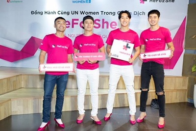 Các nam nghệ sĩ thử giầy cao gót hồng cam kết thúc đẩy bình đẳng giới