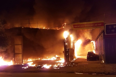 Hà Nội: Điều tra nguyên nhân cháy dữ dội xưởng nội thất ô tô ở Nam Trung Yên