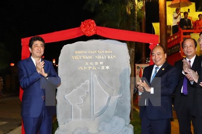 Thủ tướng Nguyễn Xuân Phúc và Thủ tướng Abe tham quan phố cổ Hội An