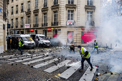 [Ảnh] Paris hoang tàn sau vụ bạo động lớn nhất tại Pháp trong vòng 50 năm qua