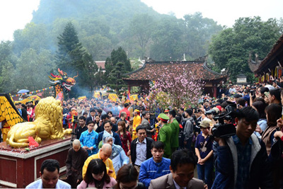 Hàng nghìn du khách trẩy hội chùa Hương ngày khai hội