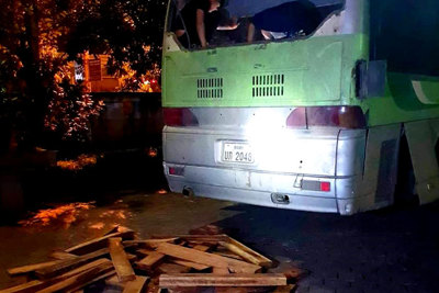 Hà Tĩnh: Bắt giữ xe khách Lào vận chuyển gần 300kg gỗ trắc không rõ nguồn gốc