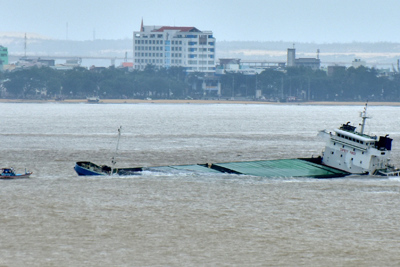 Không để sự cố môi trường khi trục vớt tàu tại vịnh Quy Nhơn