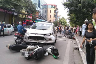 Hà Nội: Ô tô tông liên hoàn 4 xe máy khiến 6 người bị thương trên phố Kim Ngưu