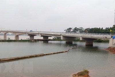 Cầu Việt Trì-Ba Vì bắc qua sông Hồng sẽ thông xe vào ngày 7/10