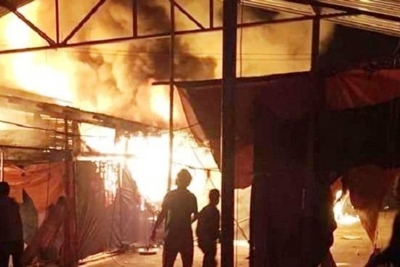 Chợ Thổ Tang bất ngờ cháy dữ dội trong đêm khuya