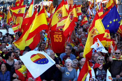 Hàng trăm nghìn người Tây Ban Nha tuần hành phản đối Catalonia tuyên bố độc lập