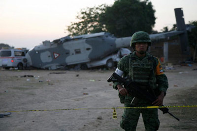 Rơi trực thăng chở quan chức Mexico thị sát động đất, 13 người dưới đất thiệt mạng