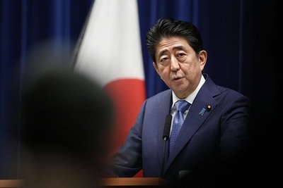 Ngành kinh tế nào sẽ hưởng lợi từ chiến thắng vang dội của ông Abe?