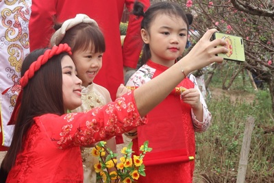 Người dân Thủ đô Hà Nội đổ xô đi chụp ảnh tại vườn đào Nhật Tân