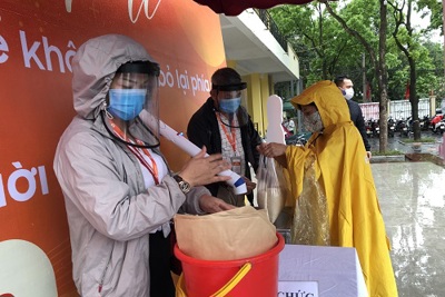 [Video] Hà Nội: Người dân đội mưa nhận gạo nghĩa tình từ "ATM gạo"