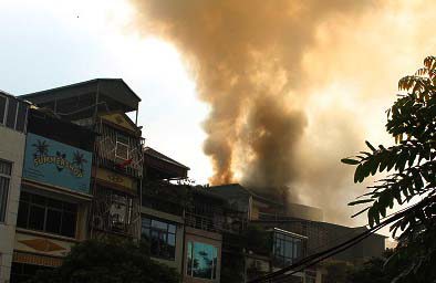 Hà Nội: Cháy nhà 5 tầng trên phố Núi Trúc, nhiều người hoảng sợ