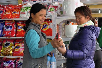 Phiên chợ Tết ở ngoại thành: Mang hàng Việt đến mọi nhà