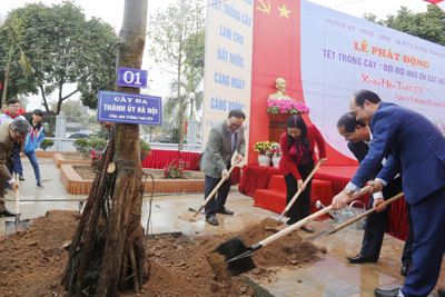 Bí thư Hoàng Trung Hải tham dự Tết trồng cây tại huyện Thanh Trì