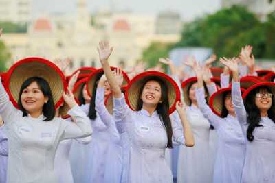 1.000 cô gái mặc áo dài xếp hình bản đồ trên phố Nguyễn Huệ