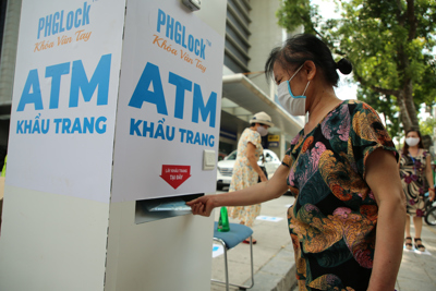 Xuất hiện cây "ATM khẩu trang" miễn phí tại Hà Nội hỗ trợ người dân Thủ đô phòng, chống dịch
