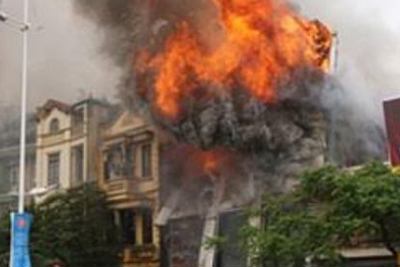 Nhà cao tầng bốc cháy dữ dội, 1 phụ nữ bị bệnh được cứu thoát