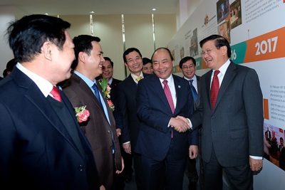 Hai Thủ tướng thăm ngọn cờ đầu trong hợp tác kinh tế Việt-Lào