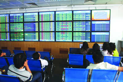 Cổ phiếu lớn tăng giá, VN-Index chinh phục mốc 820 điểm