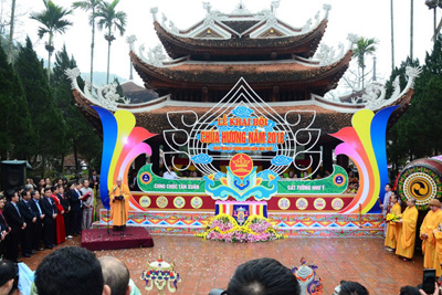 Hơn 50.000 lượt du khách nô nức trẩy hội chùa Hương ngày khai hội