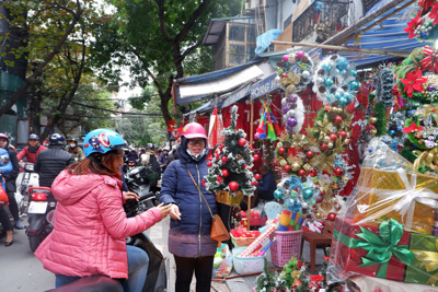 Nhộn nhịp chợ đồ Giáng sinh tại phố Hàng Mã