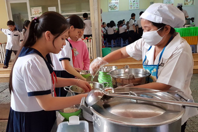 [Video] Phụ huynh giám sát bữa ăn cho học sinh trong các trường học
