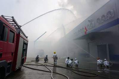 Hà Nội: Khói bao trùm nhà xưởng, lính cứu hỏa giải cứu nhiều công nhân mắc kẹt