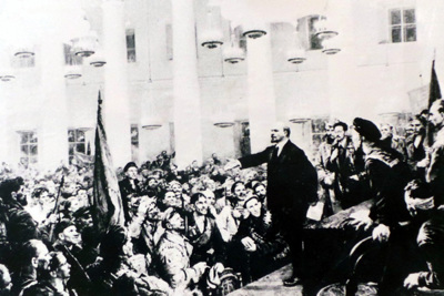 Hình ảnh Cách mạng Tháng Mười Nga và Bác Hồ với nhân dân Xô Viết