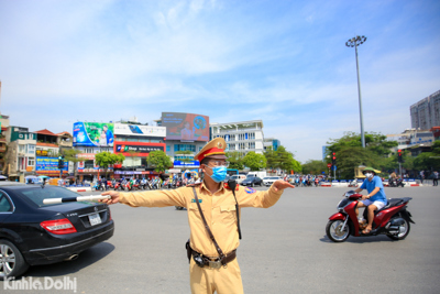 [Ảnh] Hà Nội: Lực lượng CSGT căng mình phân luồng dưới nắng nóng gay gắt