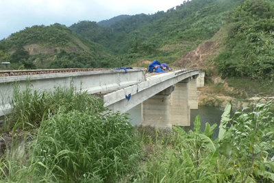 Cầu Khe Leng (Quảng Nam) đã nghiệm thu nhưng vẫn chưa xong?