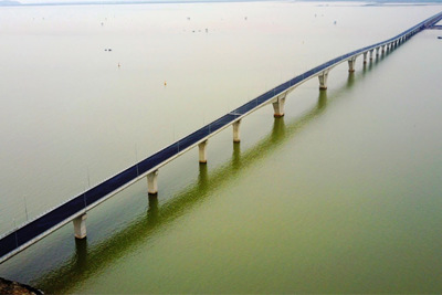 Cầu vượt biển dài nhất Việt Nam dần thành hình
