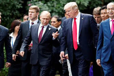 Không có lịch gặp riêng, Tổng thống Trump và Putin “tranh thủ” trò chuyện tại Việt Nam