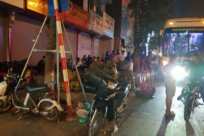 Hà Nội: Nhà xe Hưng Long độc chiếm vỉa hè đường Trần Khát Chân