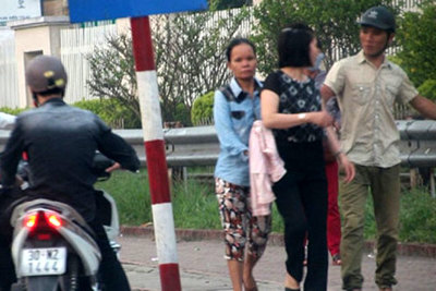 Hà Nội: Vừa móc túi trước Bệnh viện Bạch Mai, “nữ quái” bị cảnh sát tóm gọn