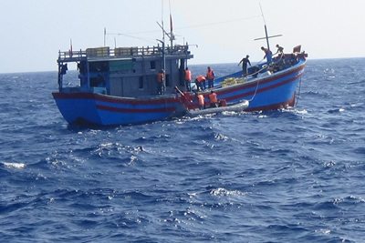 Quảng Ngãi: Tàu cá chết máy ở vùng thời tiết xấu, 15 ngư dân phát tín hiệu kêu cứu