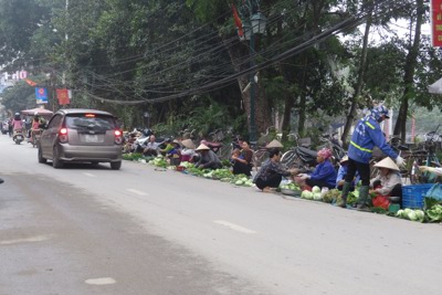 Tại huyện Quốc Oai: Chợ cóc tái diễn, vây trụ sở UBND xã