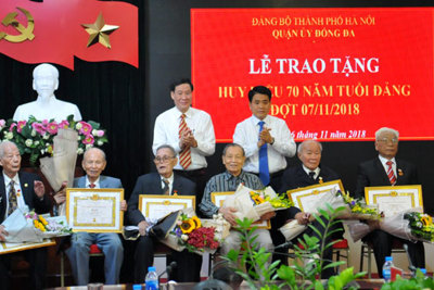 Chủ tịch UBND TP Hà Nội Nguyễn Đức Chung trao Huy hiệu Đảng cho đảng viên lão thành