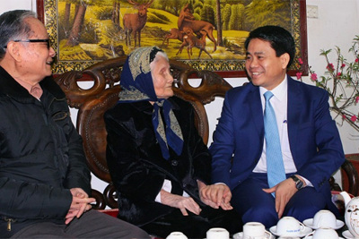 Chủ tịch Nguyễn Đức Chung thăm, chúc Tết các gia đình chính sách tại quận Hai Bà Trưng