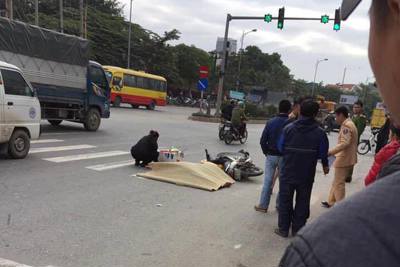 Xe máy va chạm ô tô khách, một người tử vong trên đường Lê Trọng Tấn