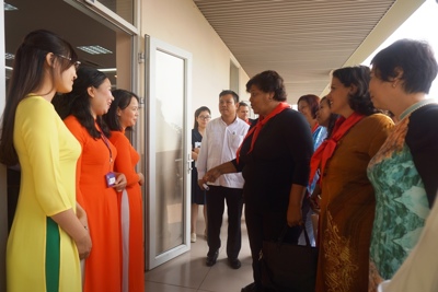 Đoàn đại biểu cấp cao Đảng Cộng sản Cuba thăm trường THCS Nghĩa Tân