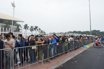 [Video] Hàng nghìn CĐV xếp hàng chờ mua vé các trận đấu của tuyển Việt Nam