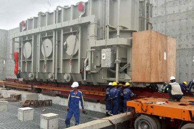 Lắp đặt Máy Biến áp chính Tổ máy số 2 Dự án Nhà máy Nhiệt điện Sông Hậu 1