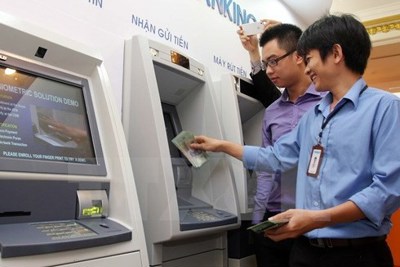 Làm thế nào khi rút tiền bị ATM “nuốt” thẻ trong ngày Tết?